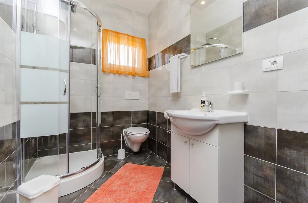 Apartments Branka Trogir 0*,